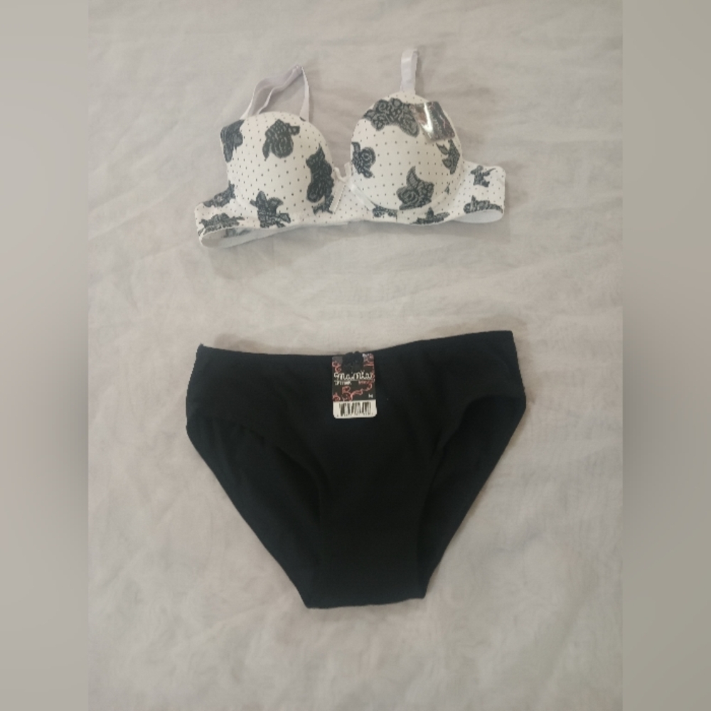 Mamia Black and White Floral Bra And Panty